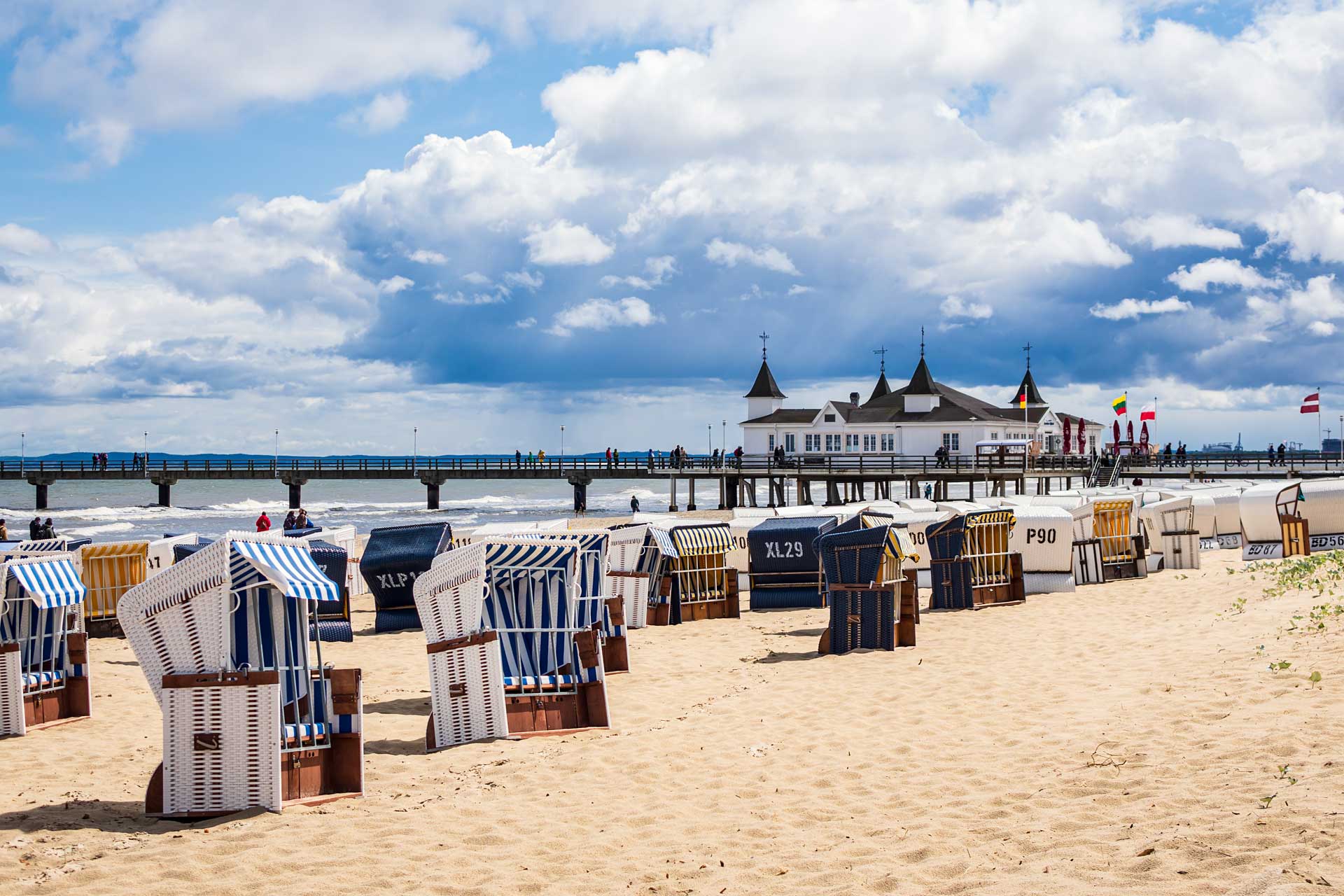 Seebrücke und Strandkörbe auf der Insel Usedom