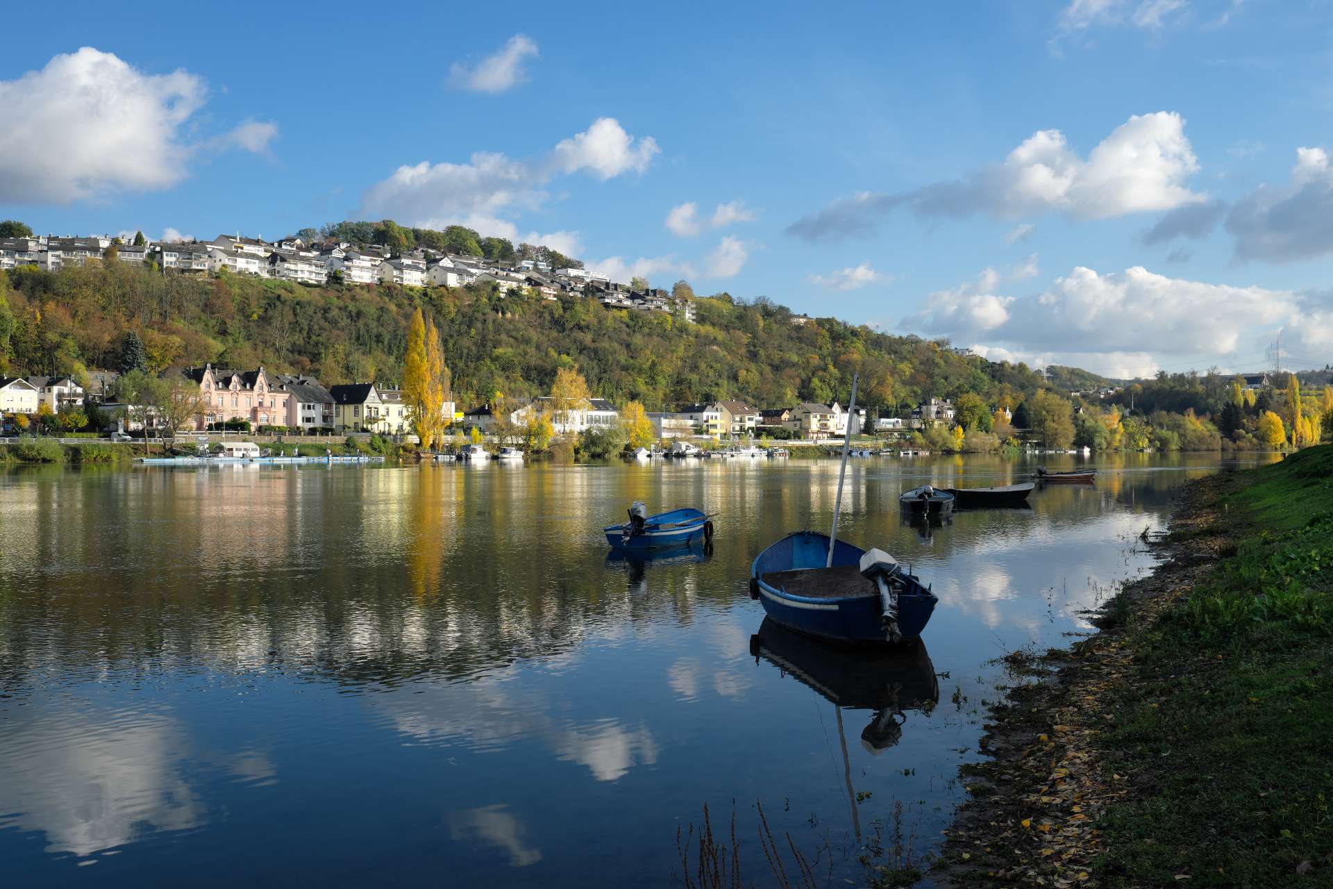 Boote am Rheinufer der Insel Niederwerth