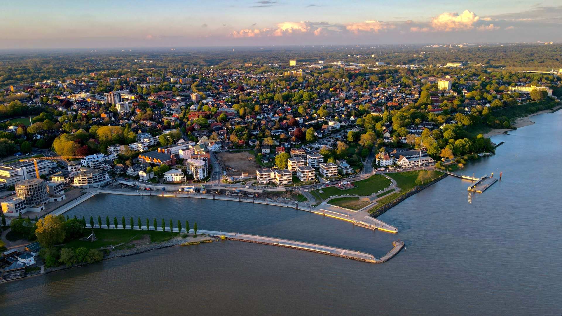 Luftaufnahme vom Hafen in Wedel