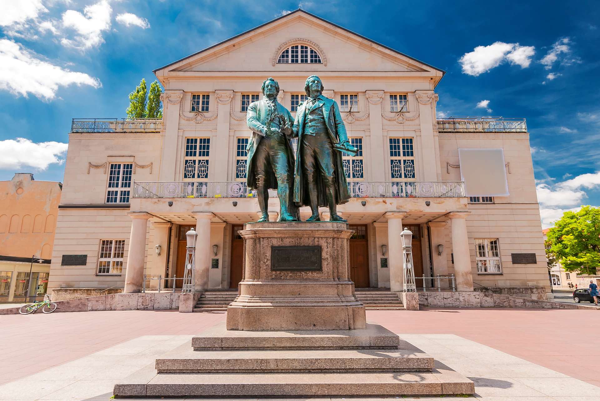 Deutsches Nationaltheater mit Statue von Goethe und Schiller