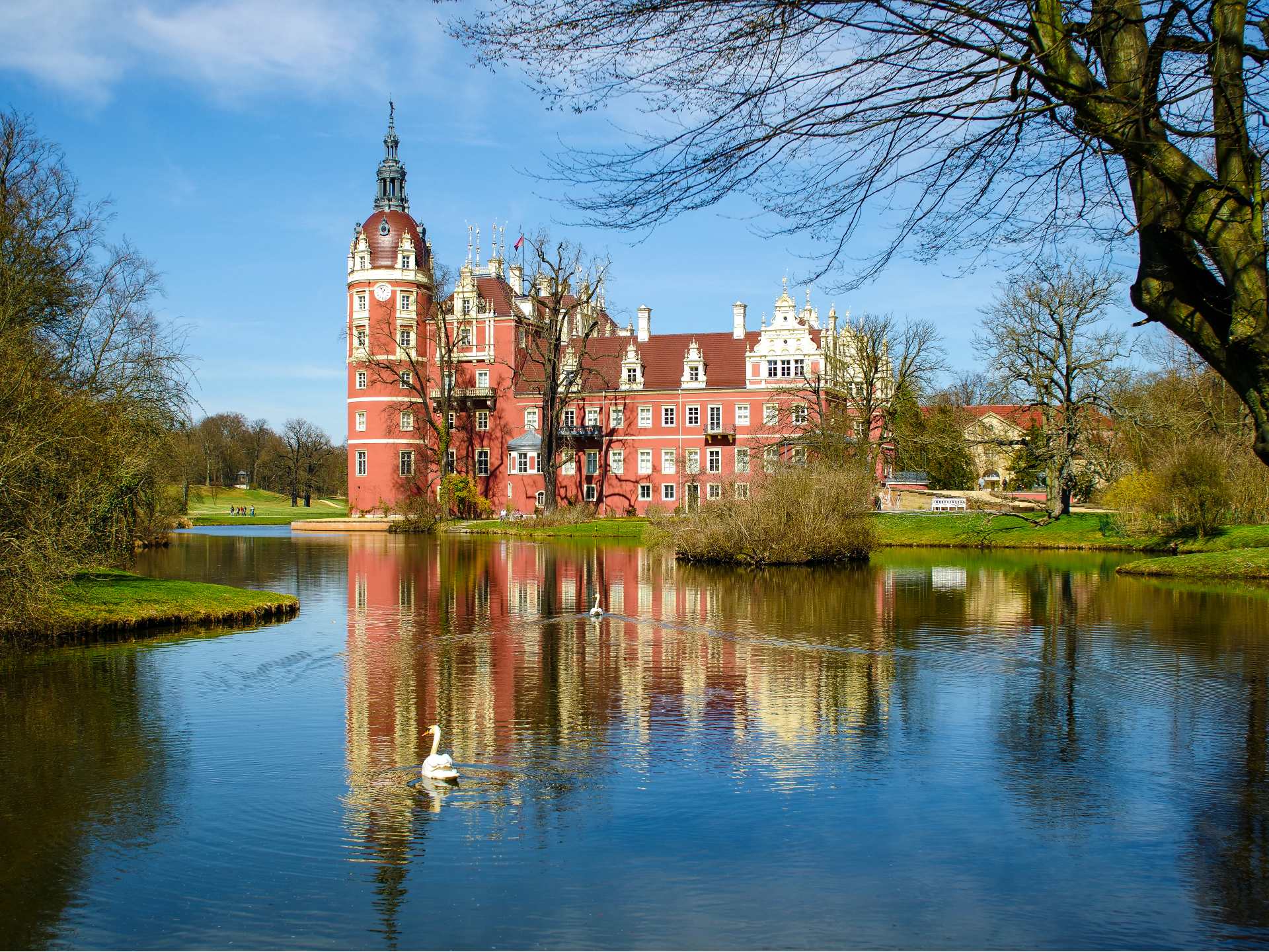 Schloss mit Parkalage und Teich