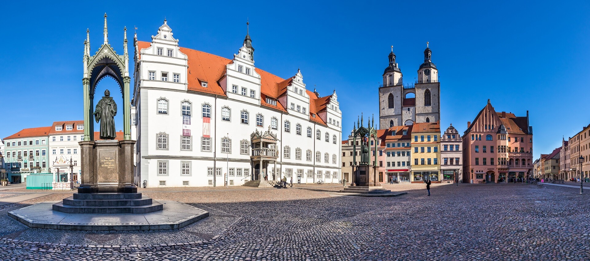 Marktplatz mit historischen Gebäuden in Wittenberg