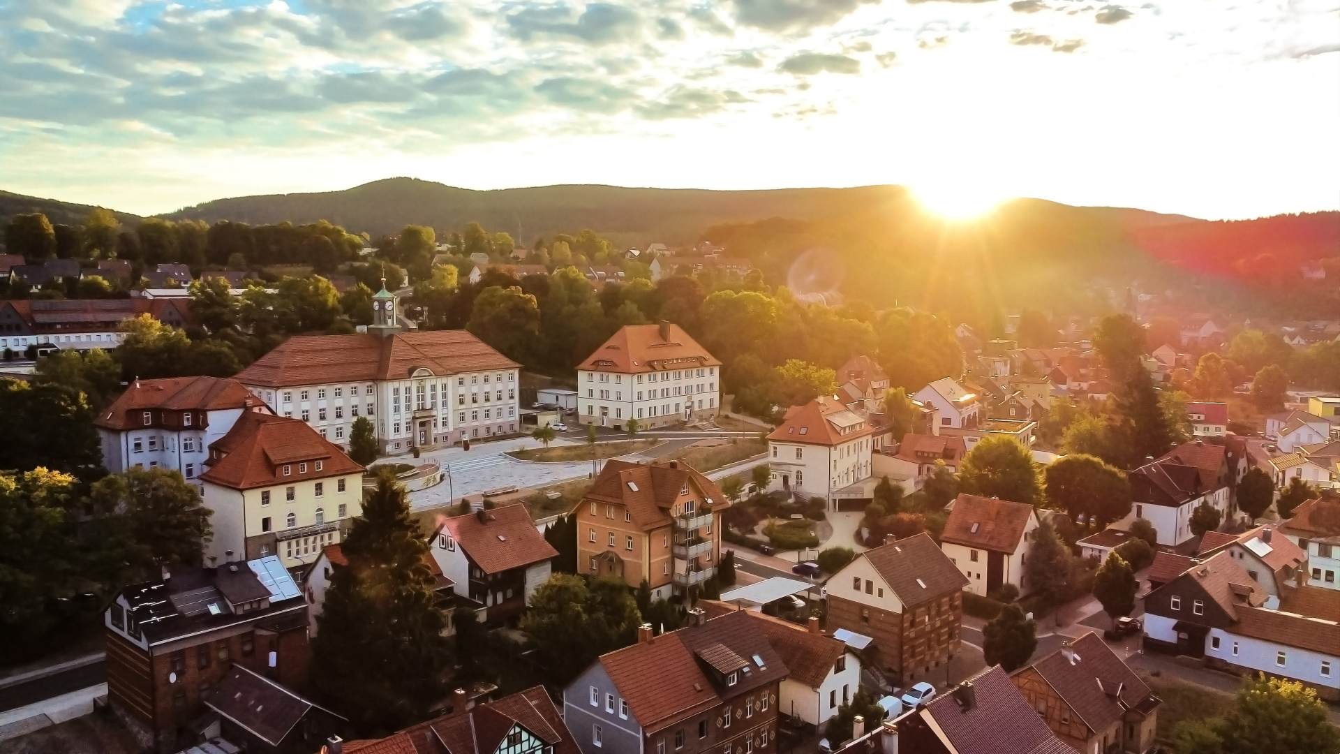 Blick über die Stadt Zella-Mehlis und das Rathaus