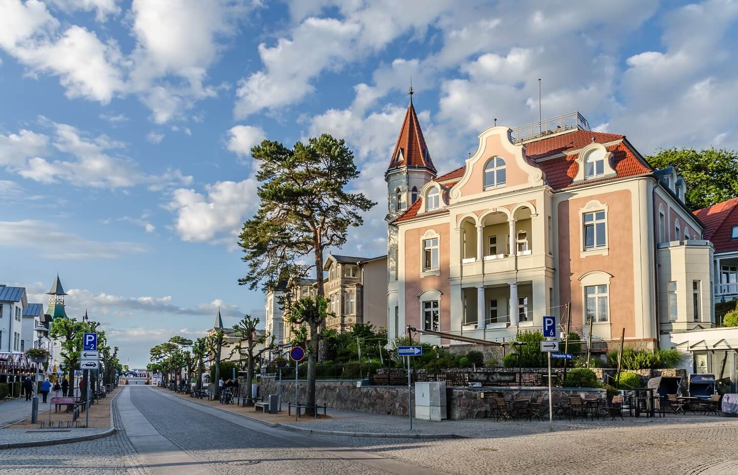 Treppenlift-Beratung für Zinnowitz und Umgebung Stadtvilla mit Blick auf eine Allee in Zinnowitz