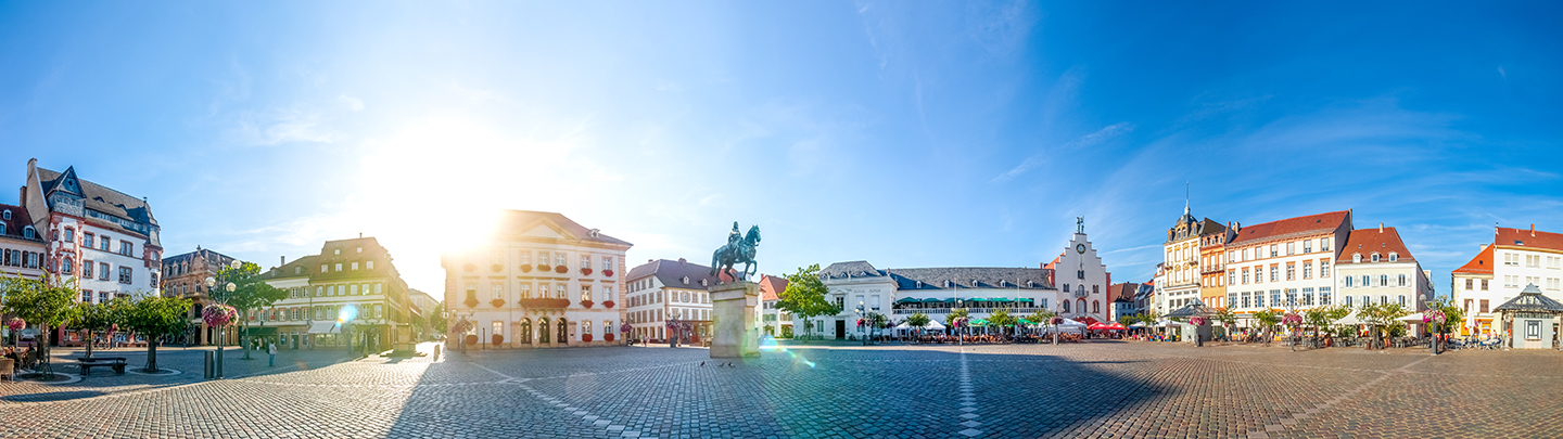 Rathausplatz in Landau in der Pfalz bei Knittelsheim