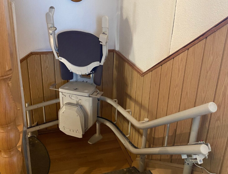 Lifta Avantgarde eingeklappt auf kurviger Treppe
