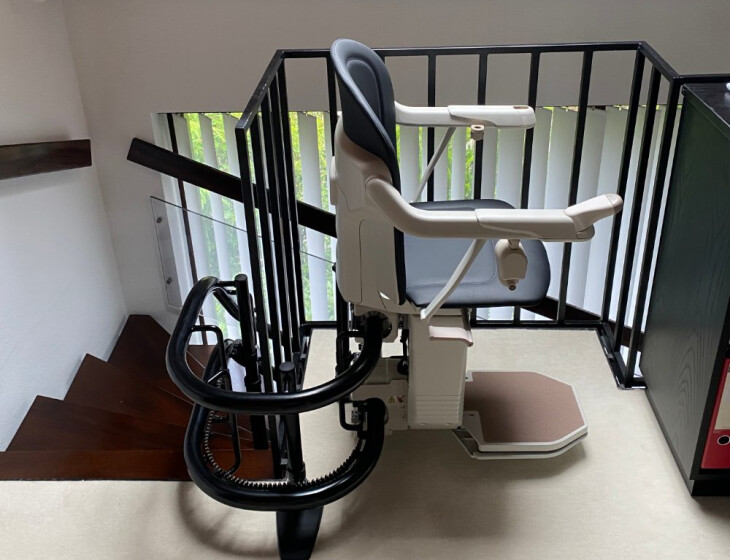 Lifta Avantgarde mit schwarzem Lederpolster