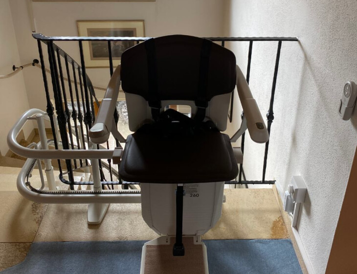 Lifta Treppenlift Avantgarde mit Sicherheitsgurt