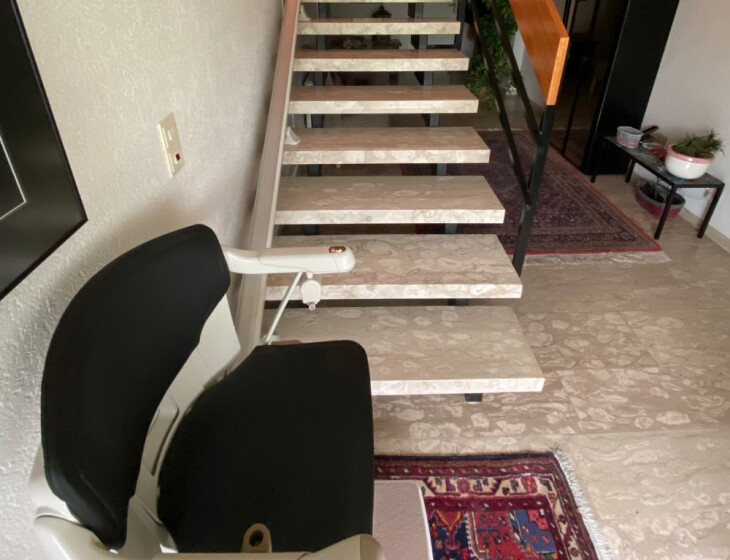 Lifta Avantgarde auf gerader Treppe