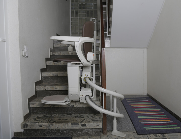 Treppenlift im Mehrfamilienhaus