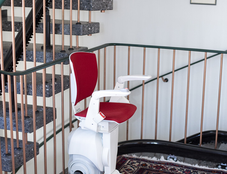 Treppenlift im Treppenhaus der Familie Moll