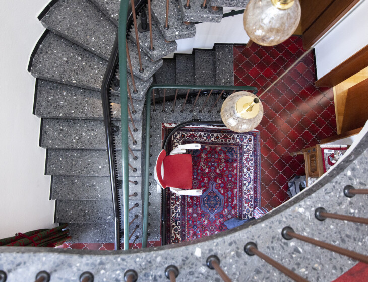 Treppenlift im Treppenhaus Aufsicht vin oben