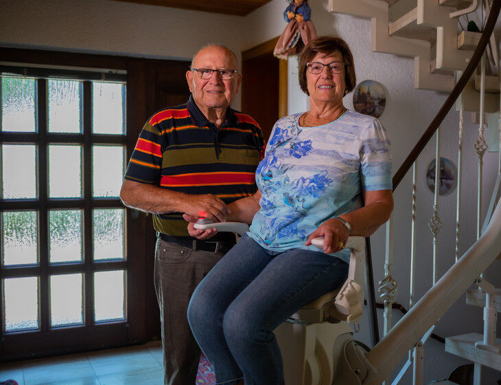 Ehepaar Schuhmacher mit Treppenlift