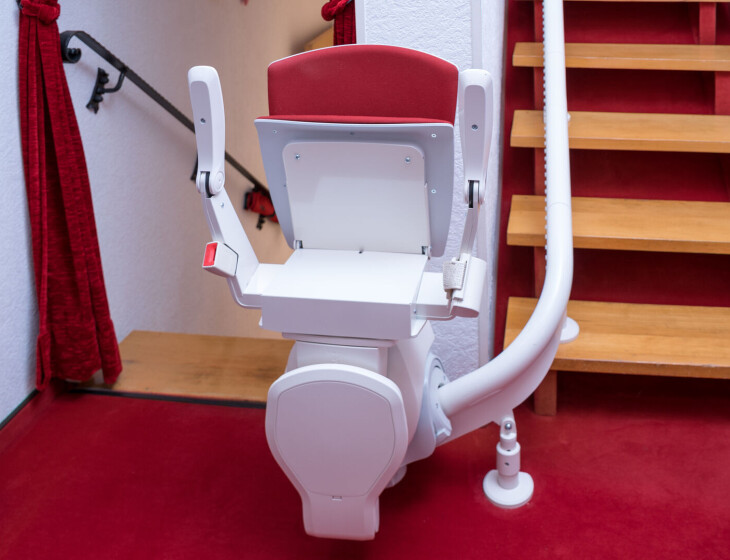 Treppenlift auf schmaler Treppe in eingeklapptem Zustand