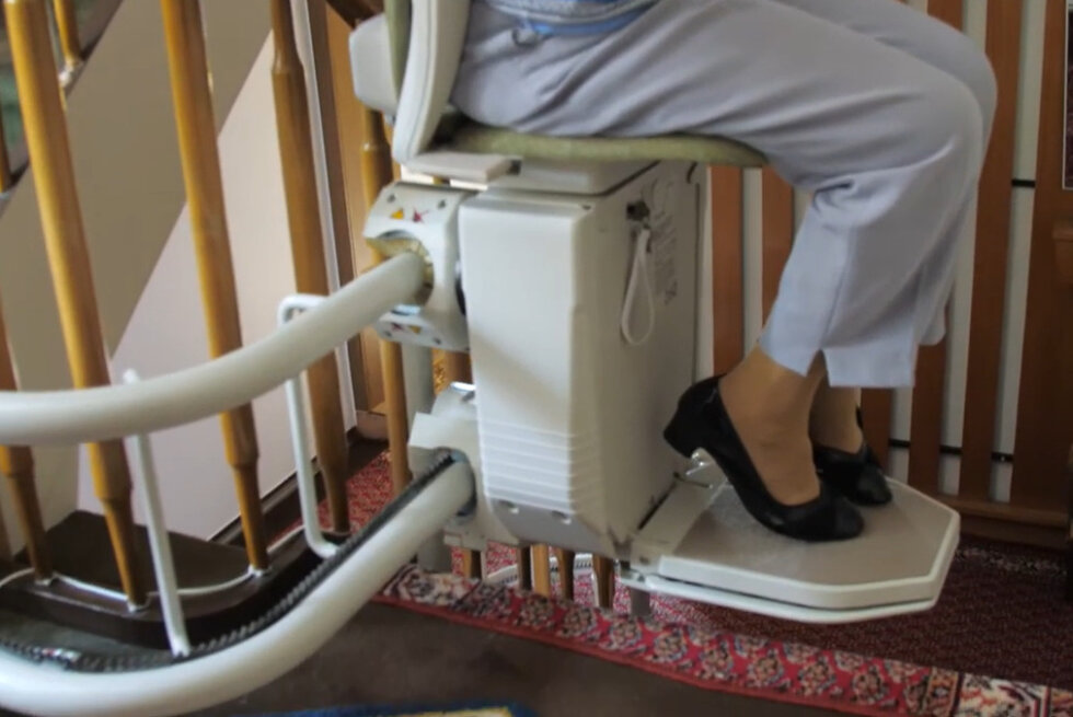 Frau Köhnen auf ihrem Sitzlift