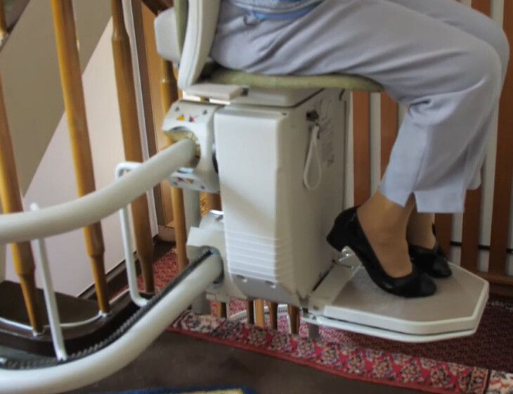 Frau Köhnen auf ihrem Sitzlift