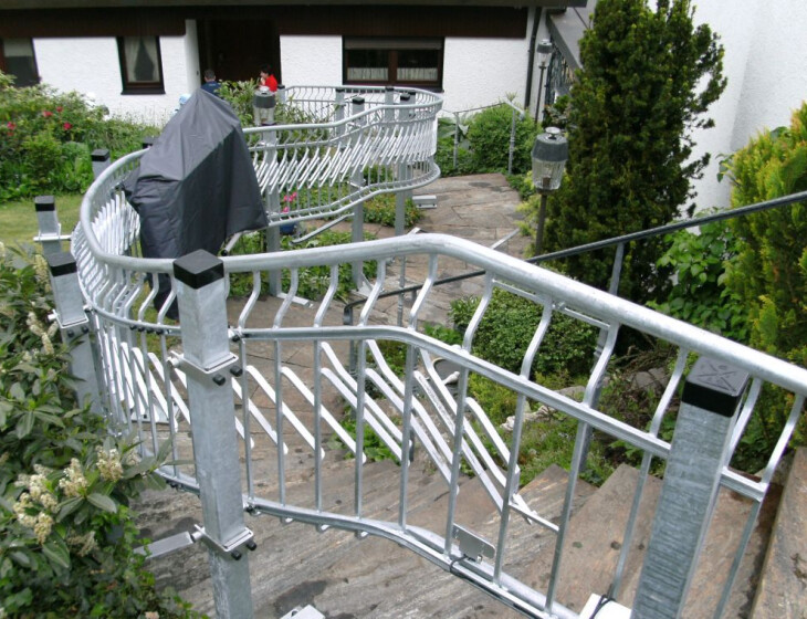 Außenift an einer Gartentreppe