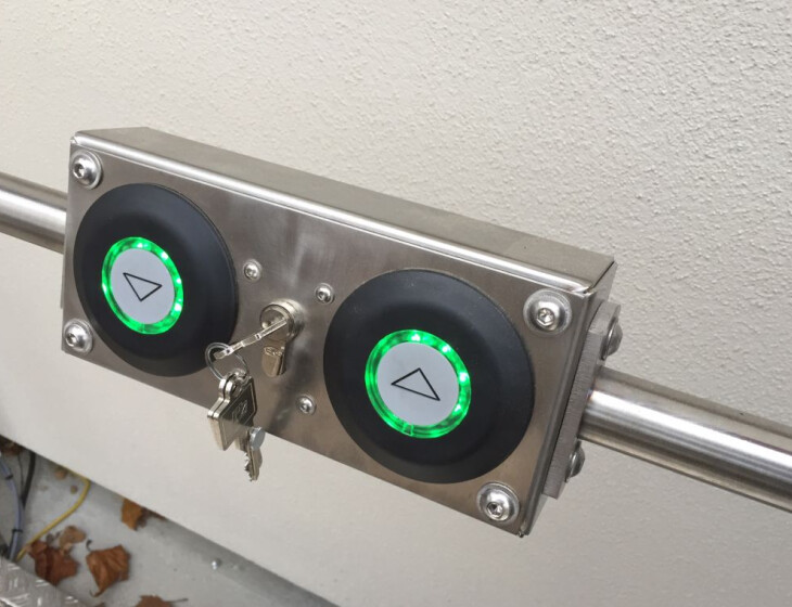 Bedienfeld eines Rollstuhllifts mit Schlüssel