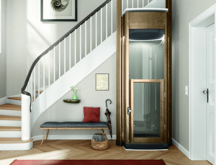 Homelift neben einer Treppe
