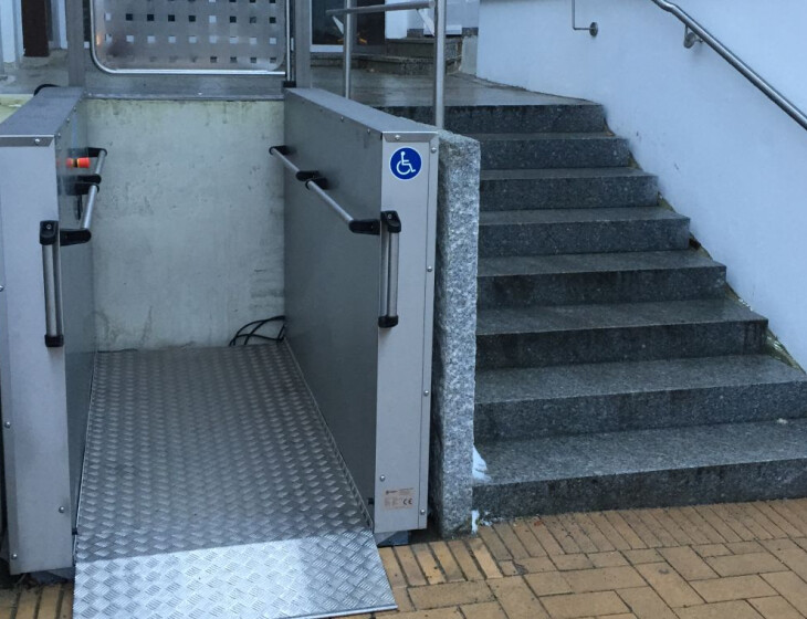 Hublift an einer kleinen Außentreppe