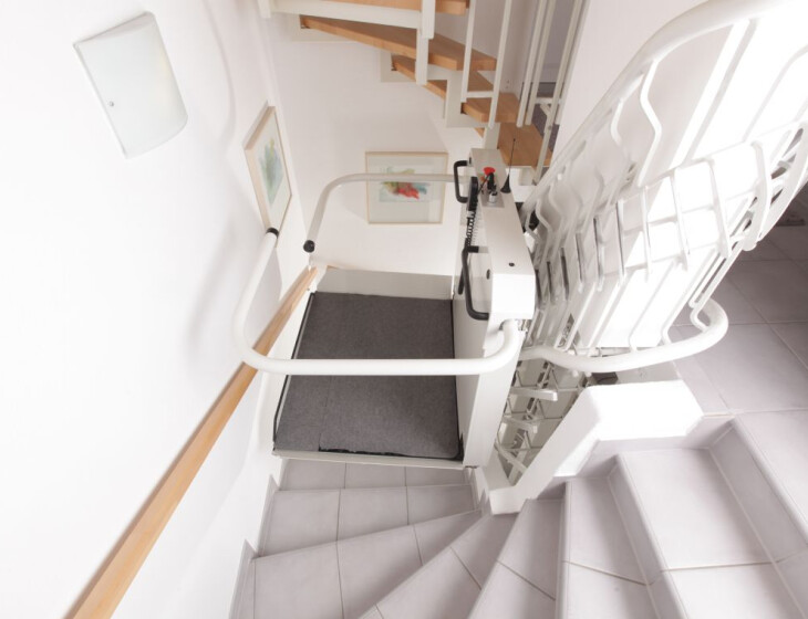 Plattformlift an einer schmalen Treppe