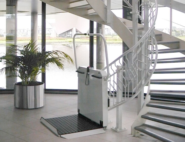 Plattformlift an einer Wendeltreppe