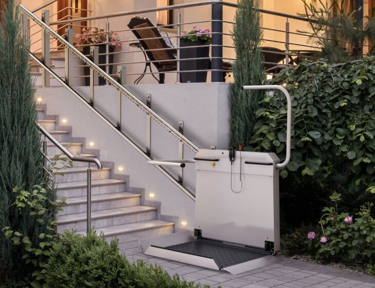 Außenlift an Treppenstufen zur Terrasse
