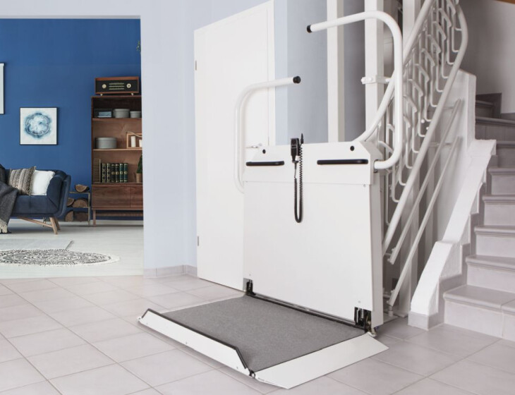 Plattformlift an einer kurvigen Innentreppe