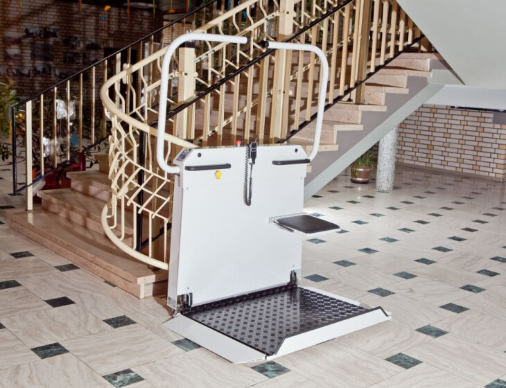 Plattformlift am Ende einer Treppe