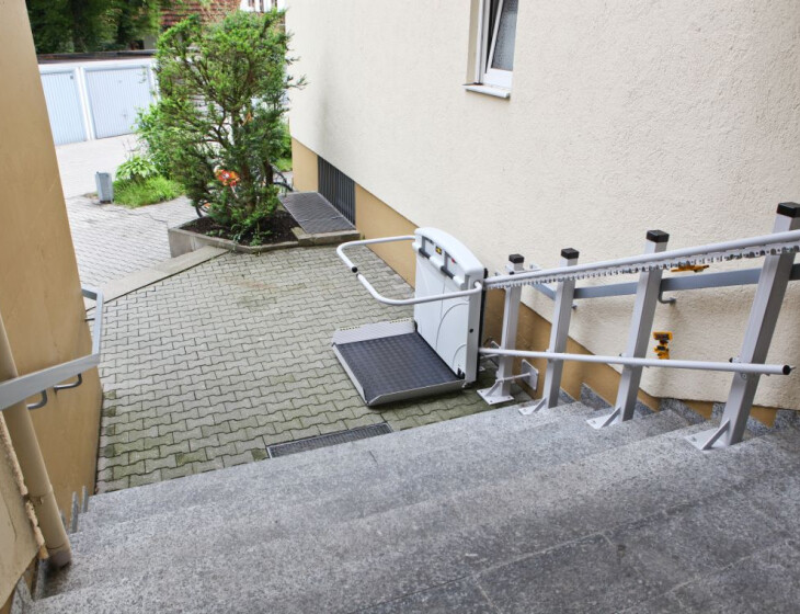 Rollstuhllift an einer Außentreppe