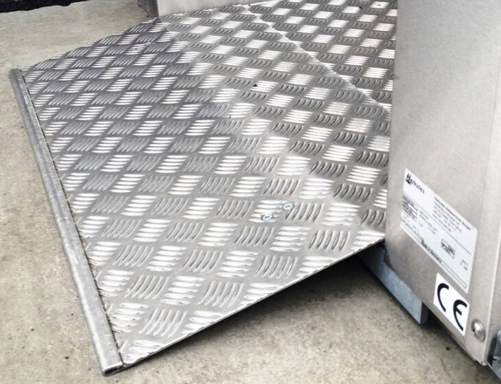 Kleine Rampe am Hublift für Rollstühle